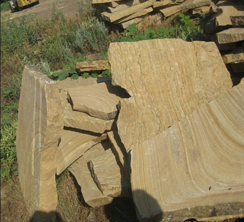 Kamenclub.ru: Форматный камень (плаха) пошаговая дорожка от 70-150 см (4 -12 см)  купить в Мытищах плитняк  форматный плаха желтый песчаник 9 000 руб/т   фото КАМЕНЬ КЛУБ